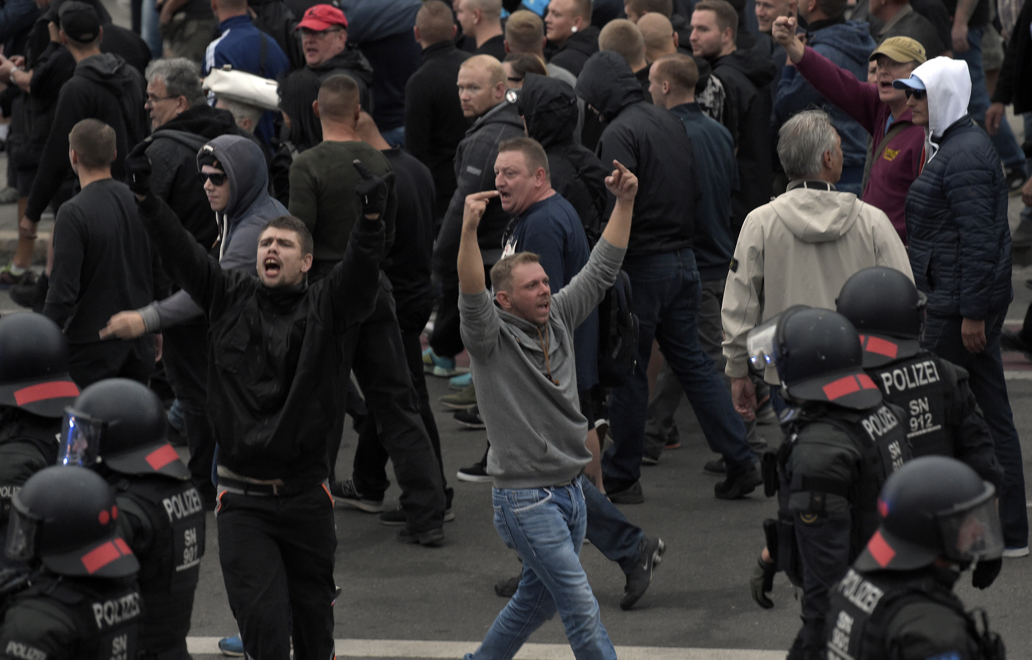 Un manifestante ultraderechista grita durante las protestas en Chemnitz (AP/Jens Meyer)