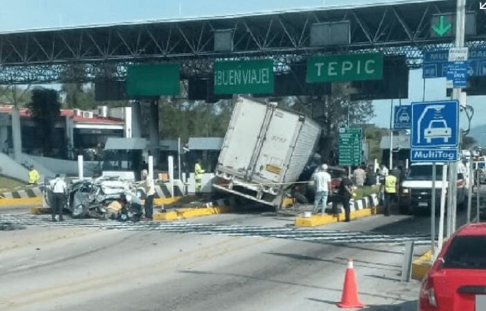 Tráiler embiste autos en caseta de Tepic; un muerto y 8 heridos