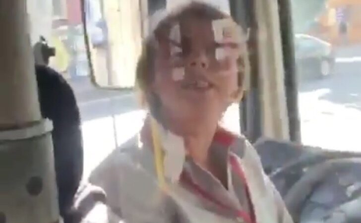 Chofer de bus agrede a hombre por ser venezolano. Lo enfrenta, toma su cabello y lo baja a la calle