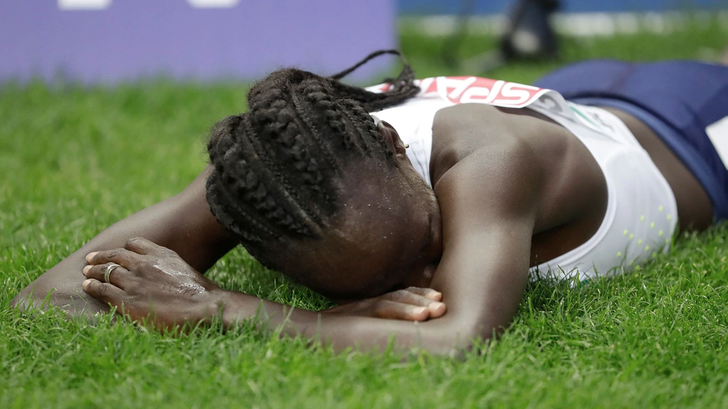 Esta atleta celebró pensando que había conseguido una medalla, pero la carrera aún no terminaba