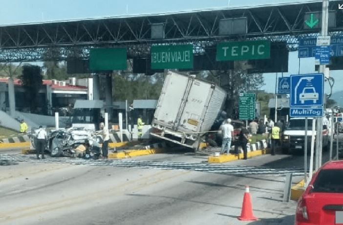 Tráiler embiste autos en caseta de Tepic; un muerto y 8 heridos