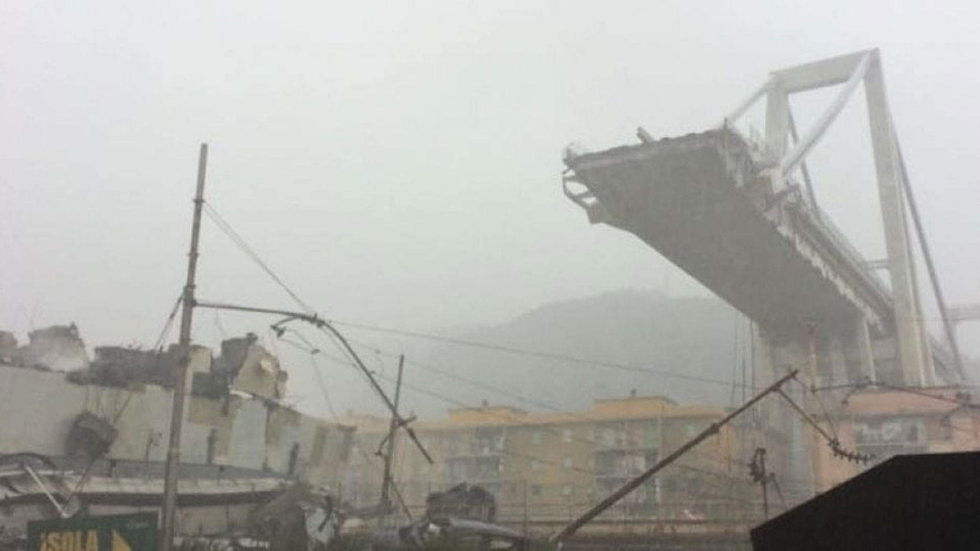 Se derrumbó un puente de 90 metros de altura en una autopista en Génova: al menos 38 muertos