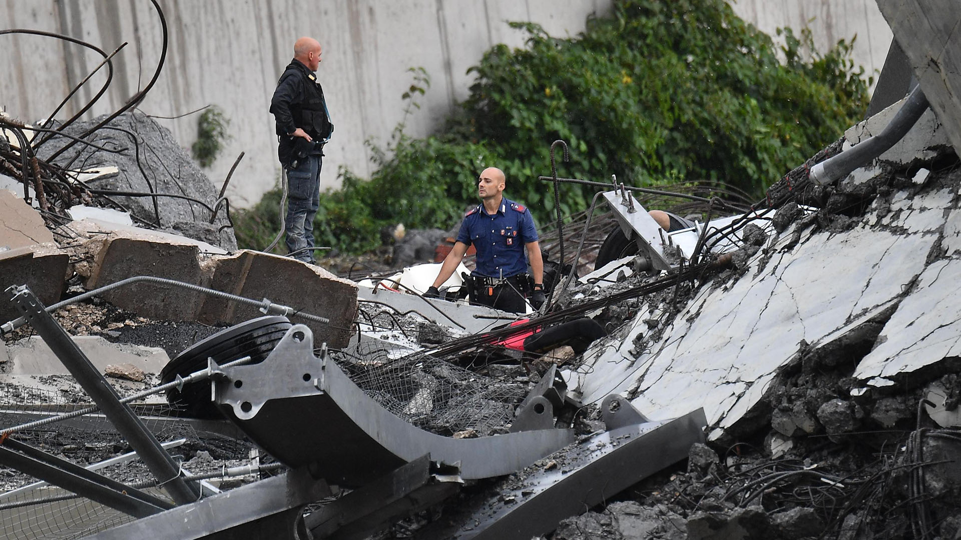 Bomberos y policías llegaron rápidamente para asistir a las víctimas (AP)