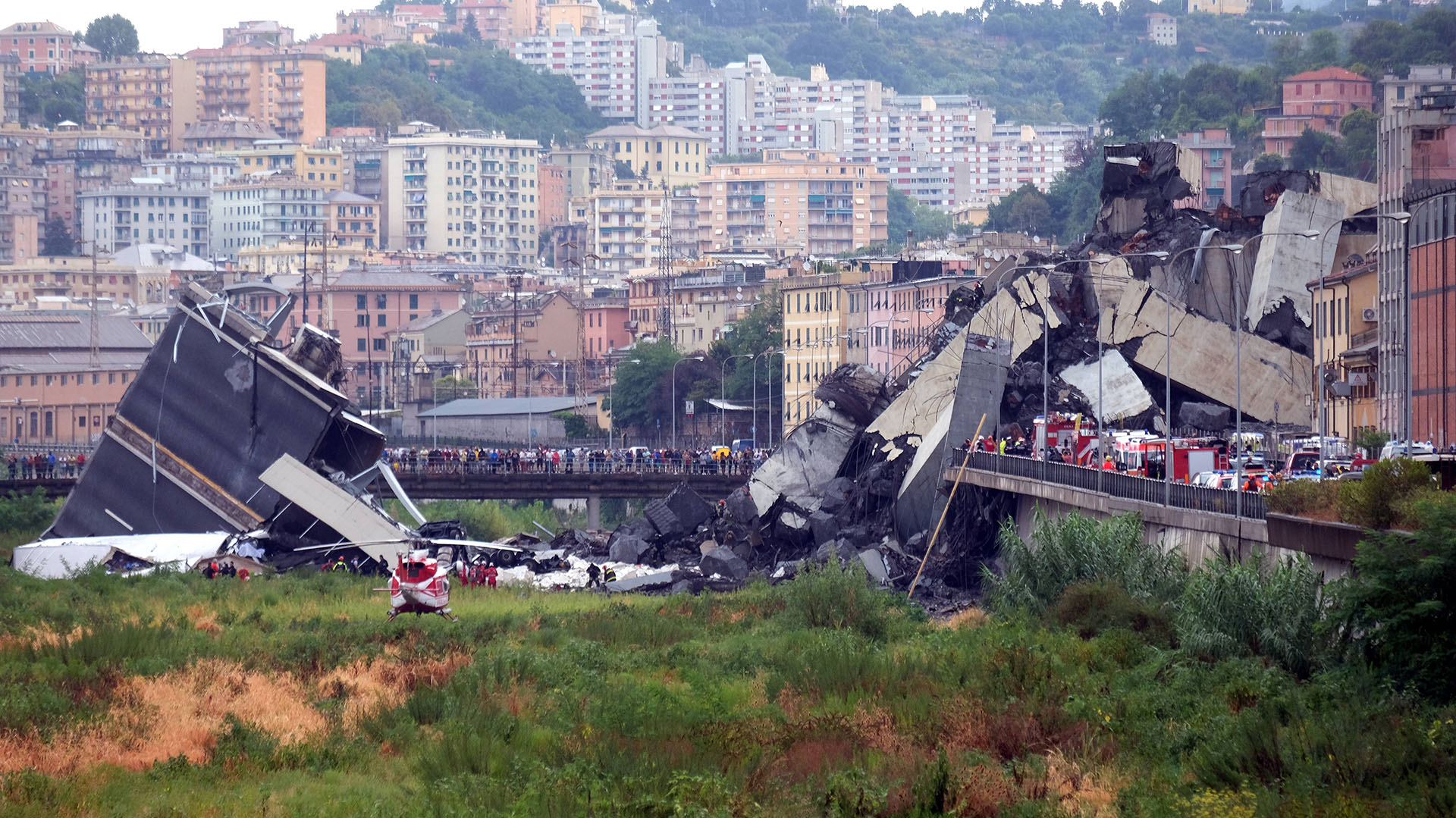 Tragedia en Génova: evacuaron a 432 personas de once edificios cercanos al puente derrumbado