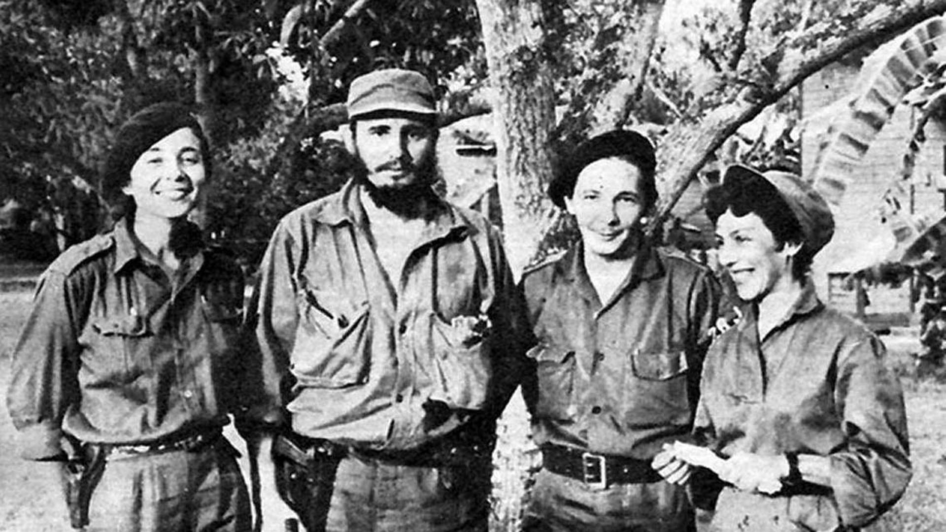 Vilma Espin, Fidel y Raúl Castro, y Celia Sánchez en los tiempos de la Sierra Maestra