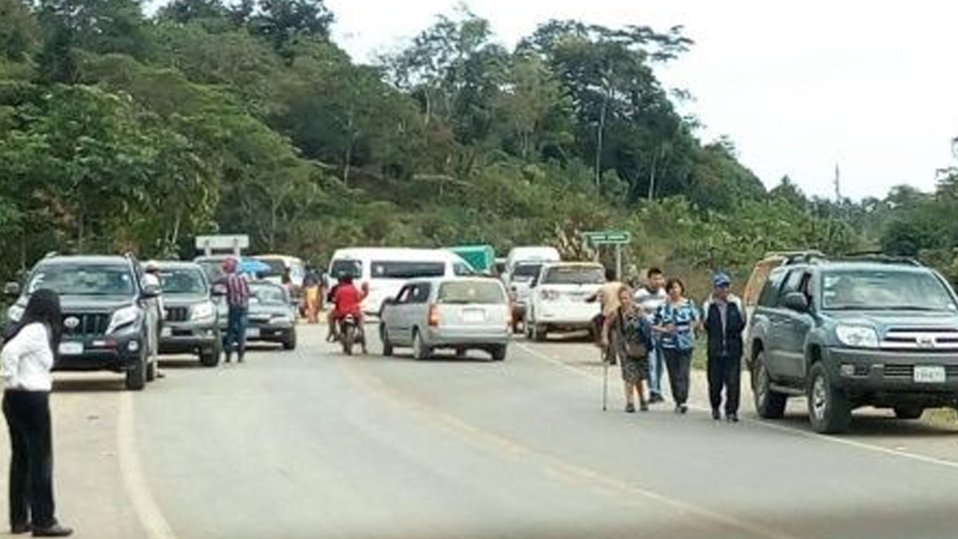 Cocaleros retienen a una delegación internacional en Villa Tunari, Bolivia