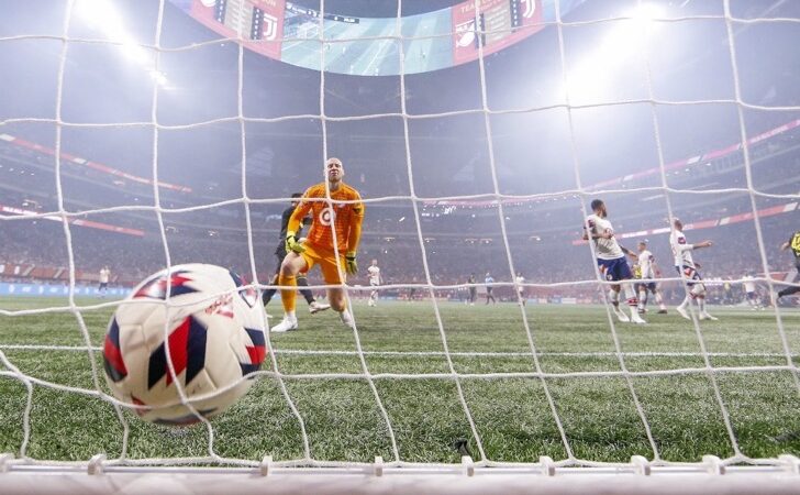Para no creer: El arquero Brad Guzan comentó el partido ante la Juventus ¡mientras estaba al arco!