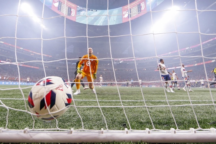 Para no creer: El arquero Brad Guzan comentó el partido ante la Juventus ¡mientras estaba al arco!