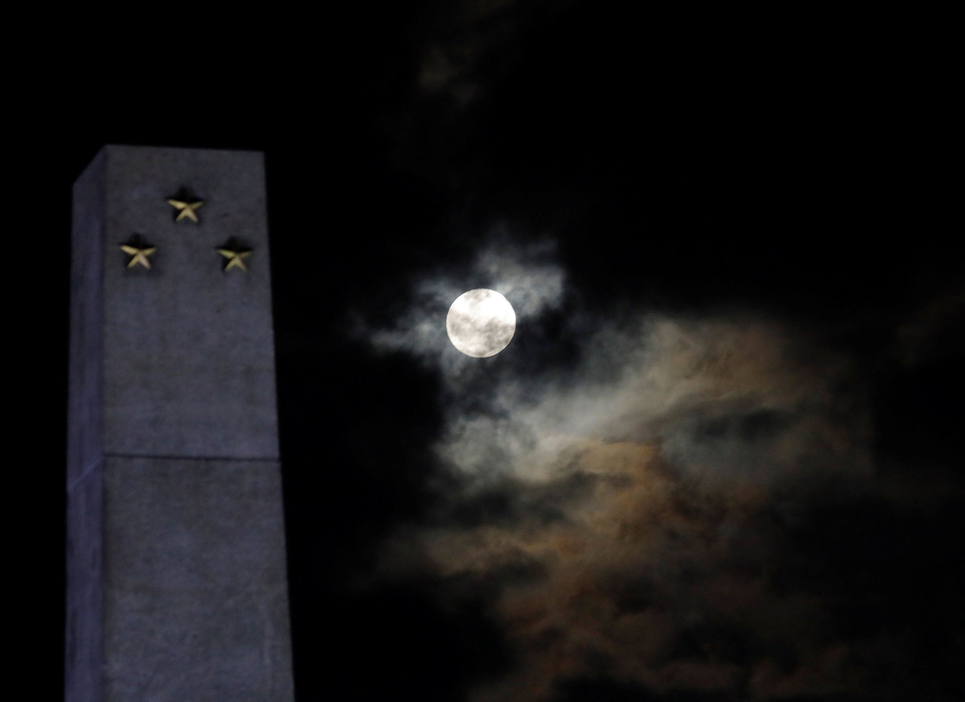 Al tener un campo gravitacional menor, viajar desde la luna es menos costoso que salir desde la Tierra. (Dondi Tawatao/Reuters)