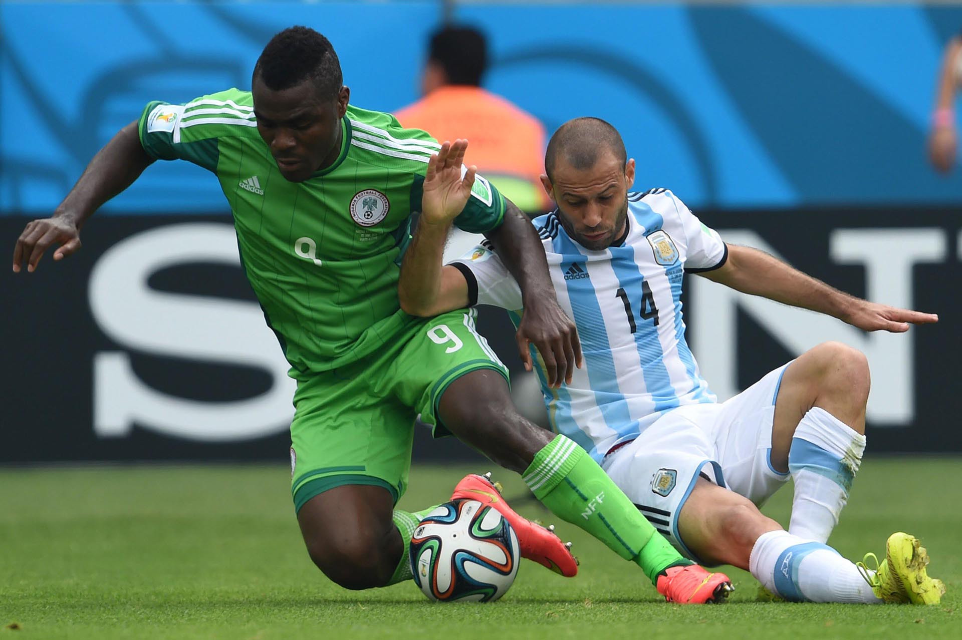 Emmanuel Emenike ante Argentina en Brasil 2014 (AFP)