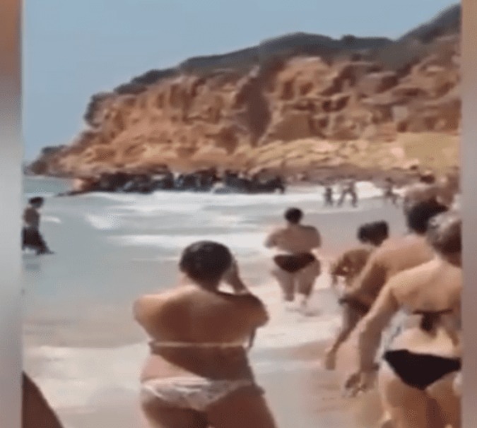 Video | Bote con inmigrantes sorprende al llegar a playa de España