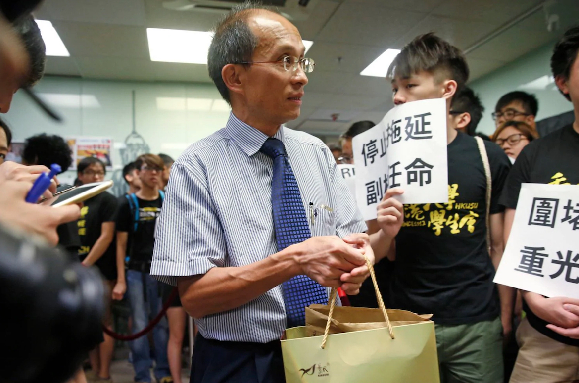 En esta foto del 28 de julio de 2015, el profesor de la universidad de Hong Kong, Cheung Kie-chung, participa de una conferencia. (Associated Press)