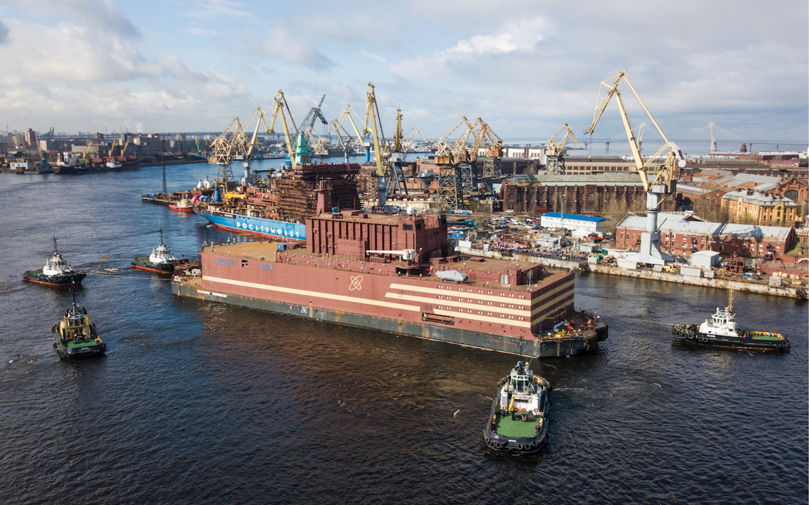 El Akademik Lomonosov, una barcaza que contiene dos reactores nucleares, zarpa de San Petersburgo con destino una base rusa en el mar Báltico, el 28 de abril pasado