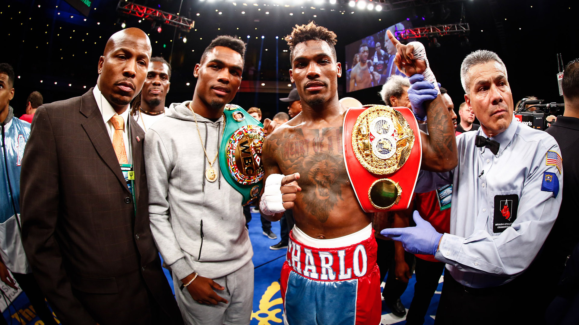 Jermall Charlo tras ganarle a Trout, acompañado por su hermano Jermell