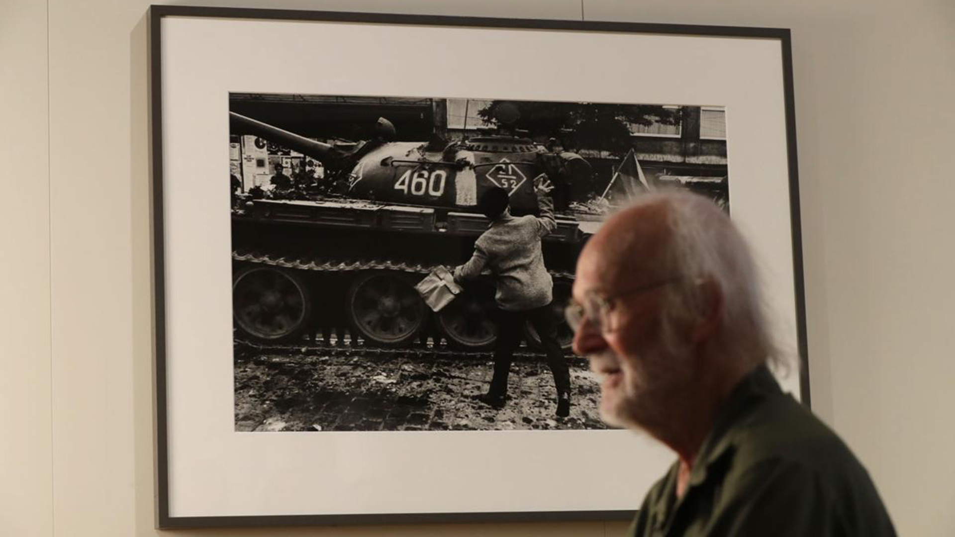 Josef Koudelka, el fotógrafo que documentó la invasión soviética