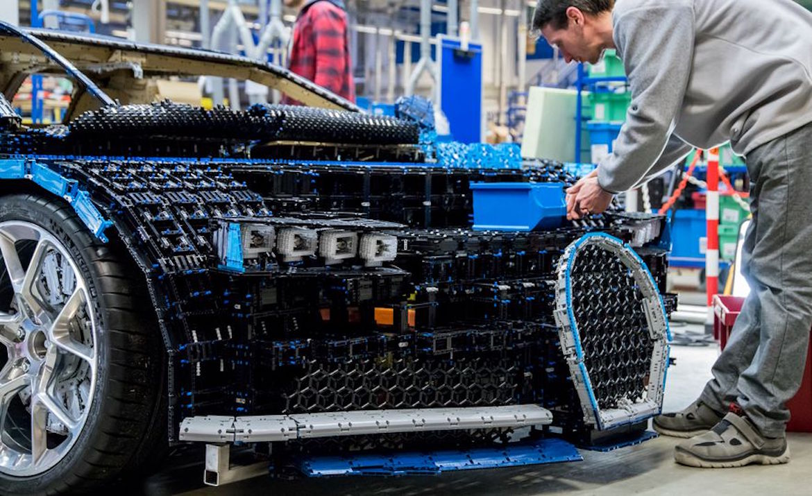 Lego fabricó una réplica tamaño real de un Bugatti Chiron: tiene un millón de piezas y hasta se lo puede conducir