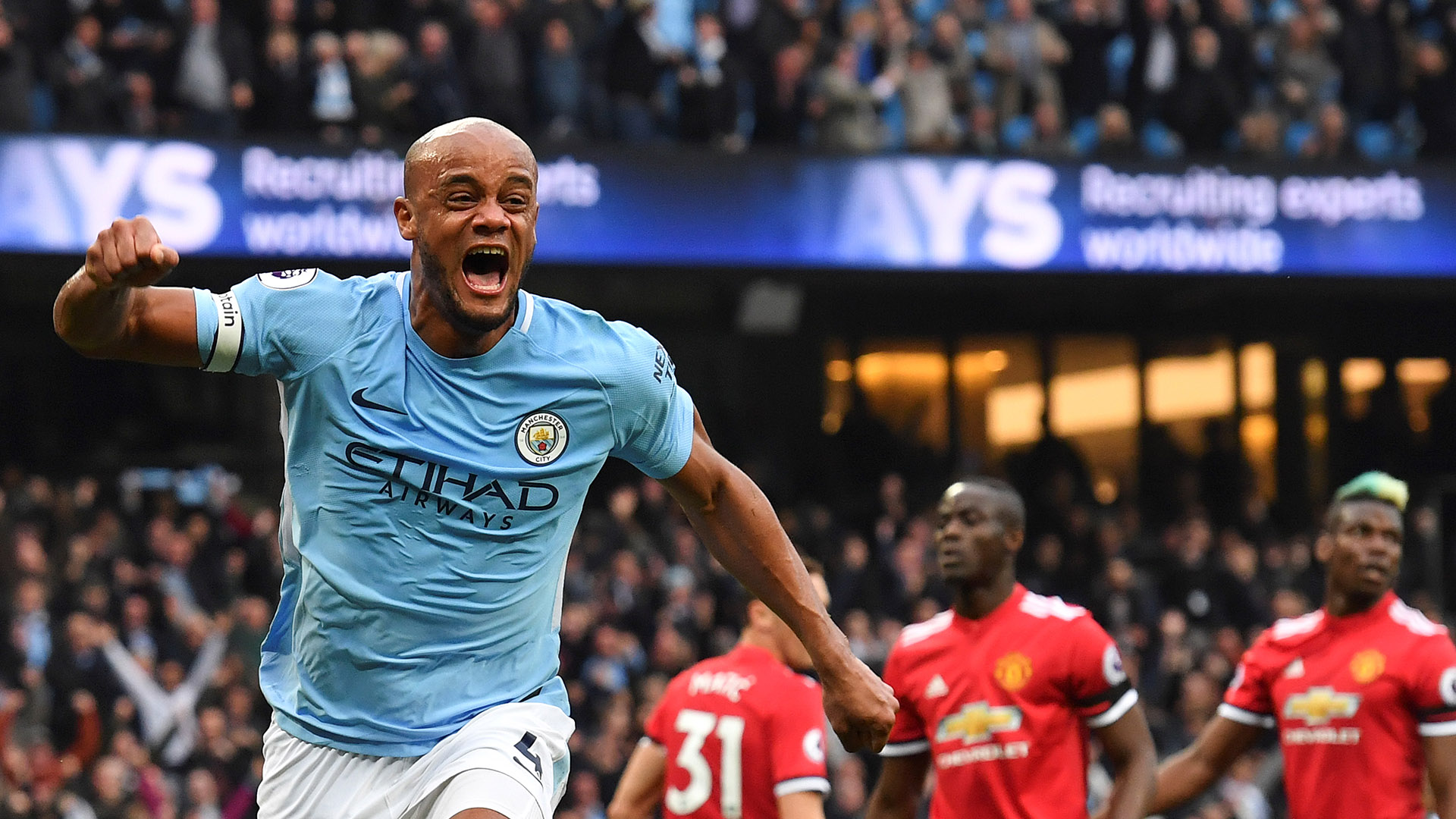 Vincent Kompany celebrando tras anotar un gol en el derby ante el Manchester United