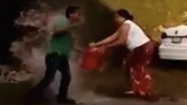 Mujer acusa a esposo de abusar de su hijo y le prende ‘FUEGO’