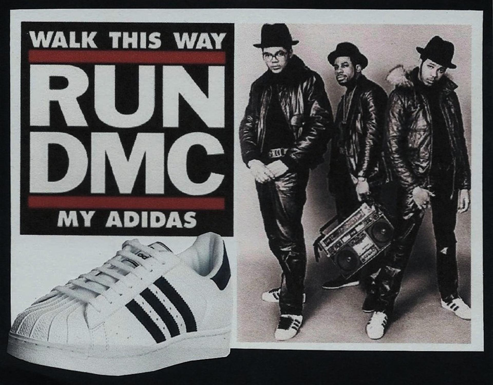 Run DMC, la primer banda exitosa de rap, popularizó, trato económico mediante, a las zapatillas de las tres tiras