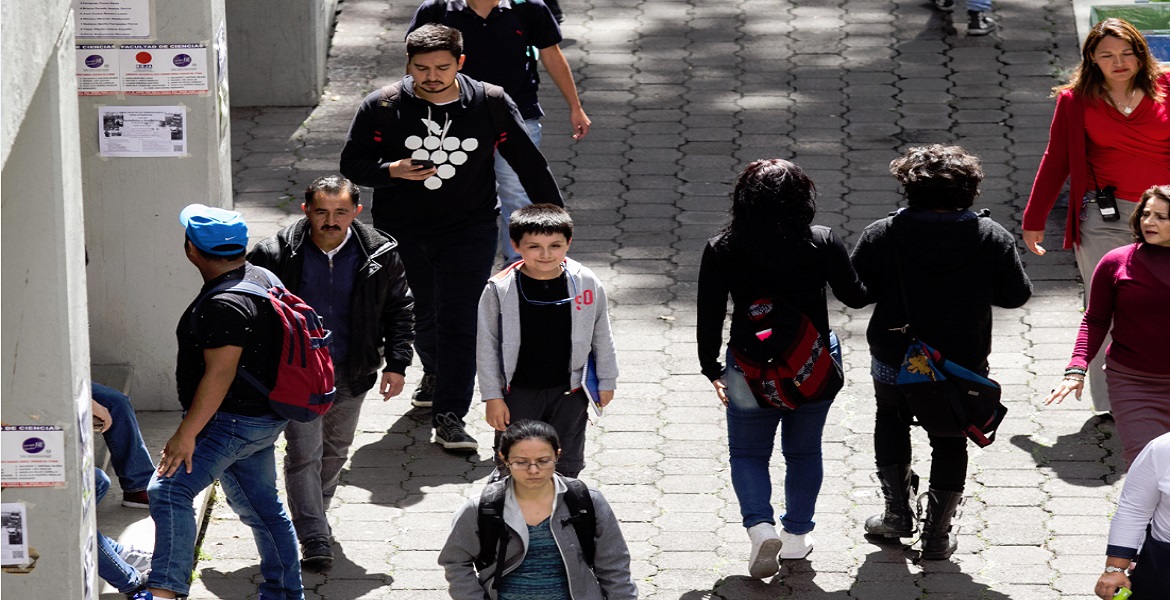 Niño genio asiste a su primer día de clases en la UNAM