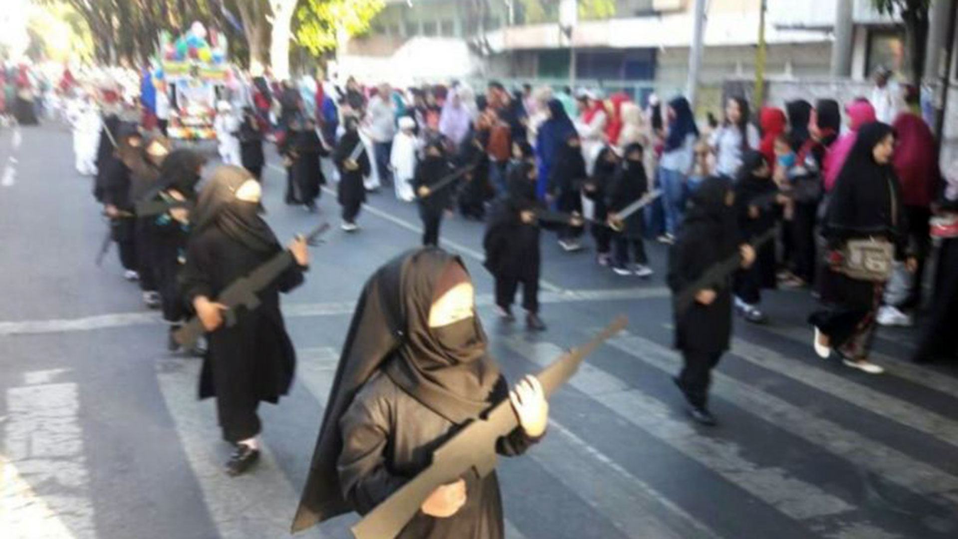 Fuerte polémica en Indonesia por un desfile de niñas disfrazadas como yihadistas