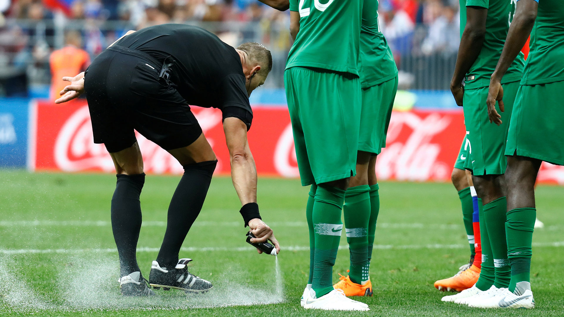 Néstor Pitana usando el aerosol en el partido inaugural del Mundial de Rusia 2018 (Reuters)