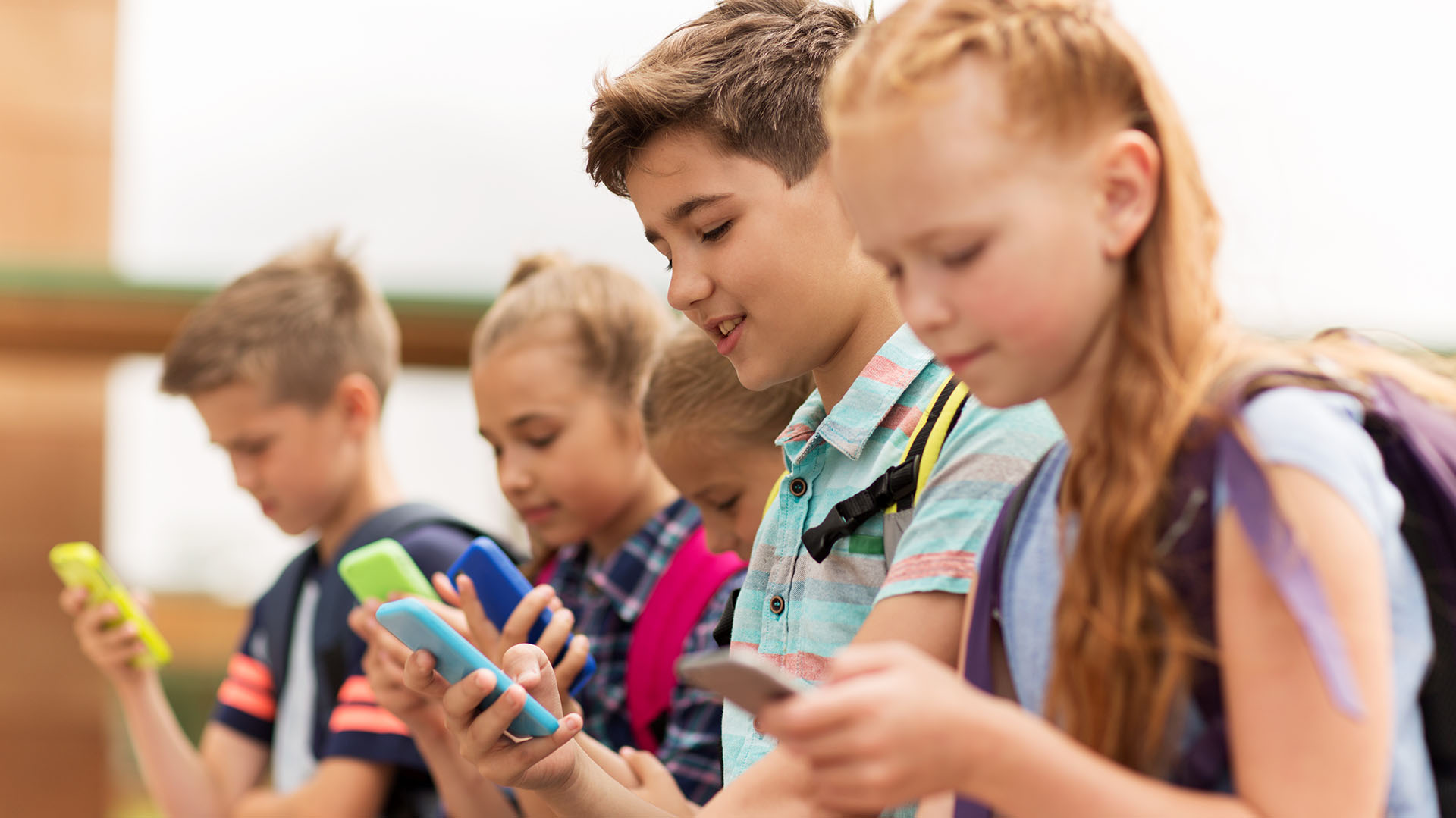 Los estudiantes de secundaria de hoy en día están enviando mensajes de texto y mirando las redes sociales en lugar de leer libros y revistas. (Getty Images)