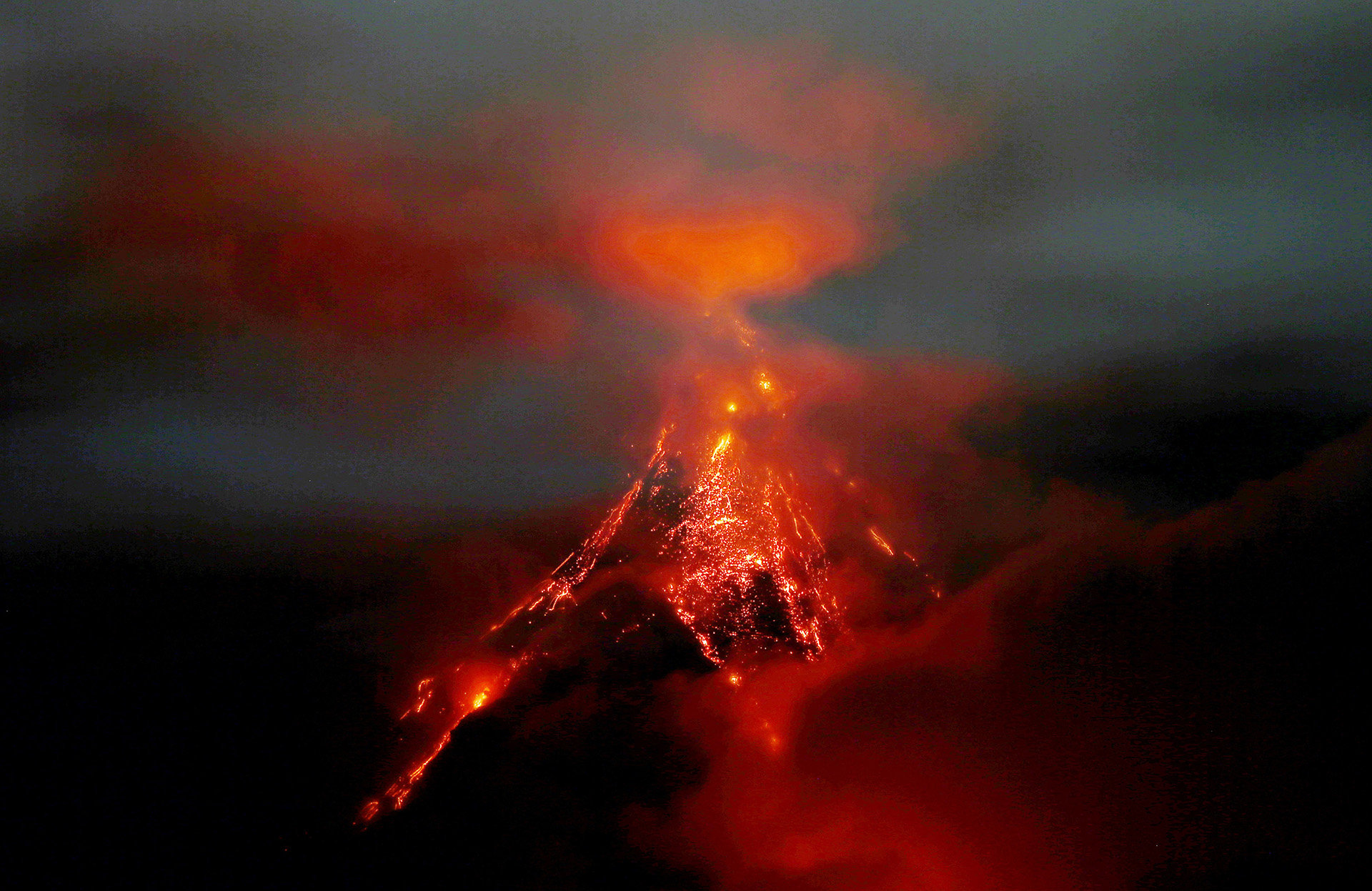 En Filipinas (foto), Hawai y Guatemala se registraron importantes erupciones de volcanes. (AP)