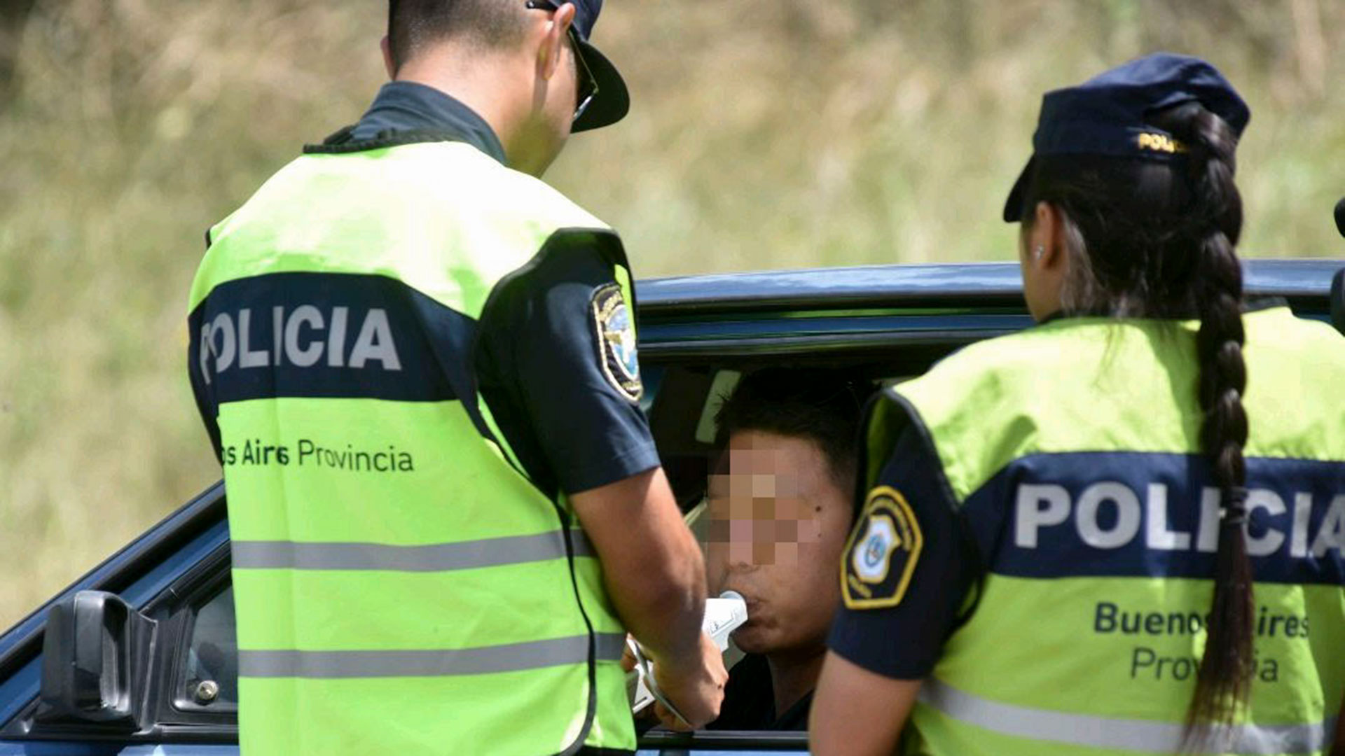 Aun si el alcohol no es detectable ya en el torente sanguíneo, un conductor no tiene los mismos reflejos durante la resaca que cuando está sobrio. (NA)