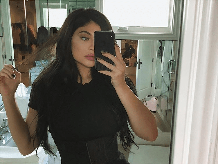 Kylie Jenner también participa de la promoción del corsé en las redes sociales.