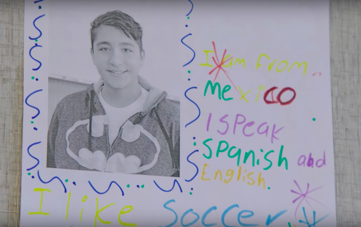 En una clase de inglés para chicos refugiados puede haber 12 adolescentes que hablen ocho idiomas diferentes. (gatesnotes.com)