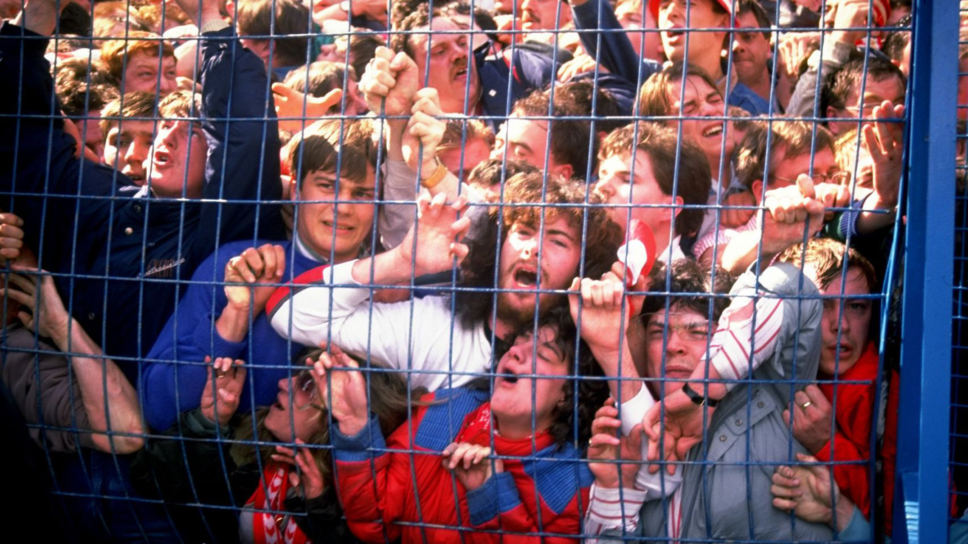 Una imagen contundente del colapso en la tribuna de los hinchas del Liverpool en la semifinal de la FA Cup de 1989