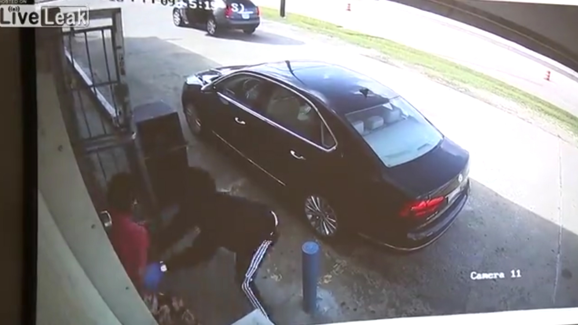 Uno de los ladrones se acercó a la mujer y trató de arrebatarle el bolso