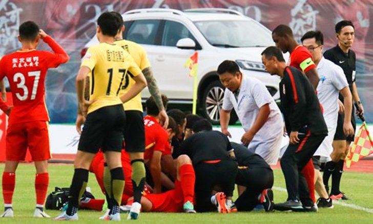 Indignación en el fútbol chino por la tardía atención de un equipo médico a un jugador inconsciente