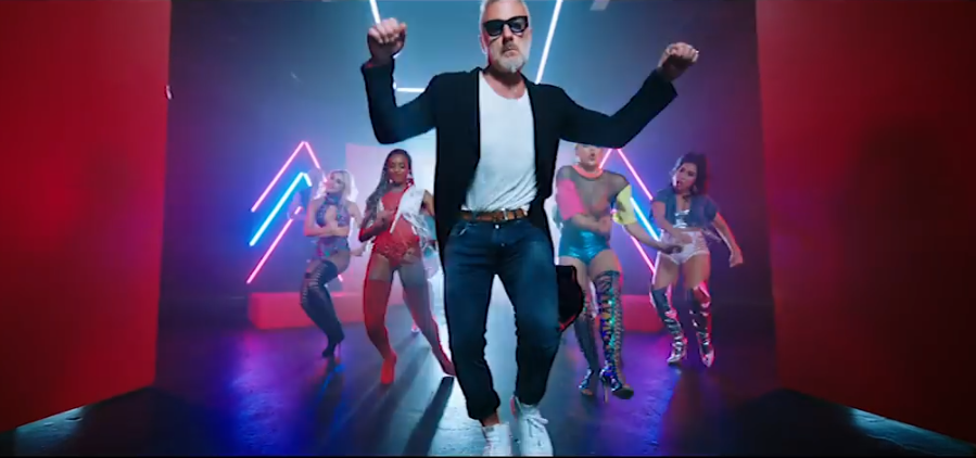 Gianluca Vacchi se destaca bailando en el video musical