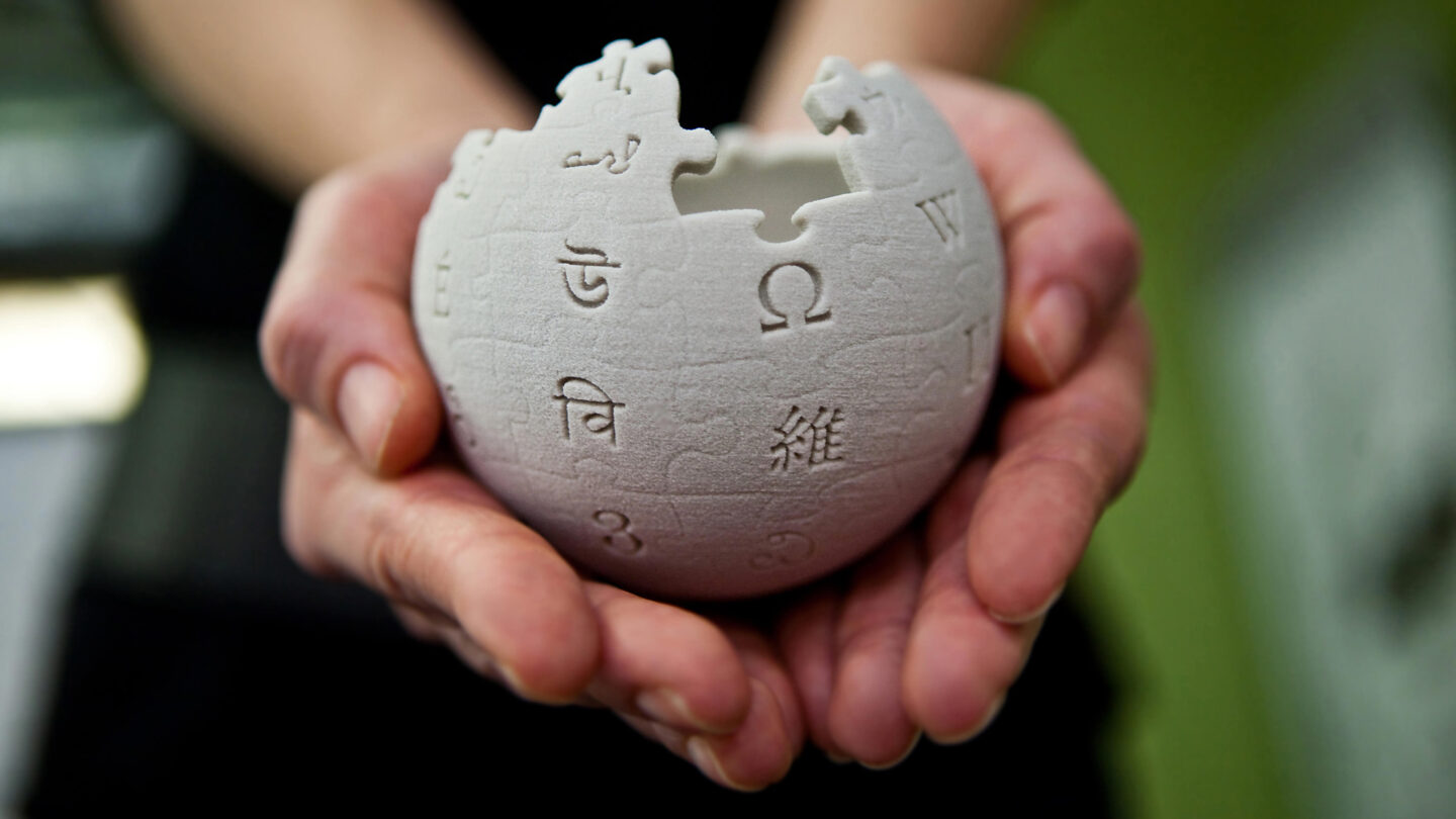 Cultura colaborativa democracia y posverdad según Wikipedia |