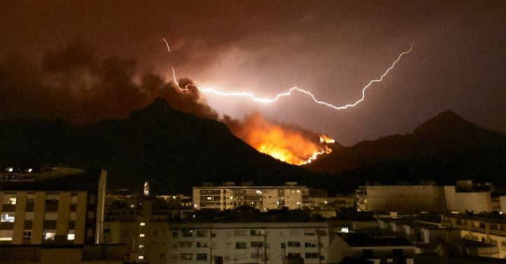 Incendio en España provoca la evacuación de tres mil personas