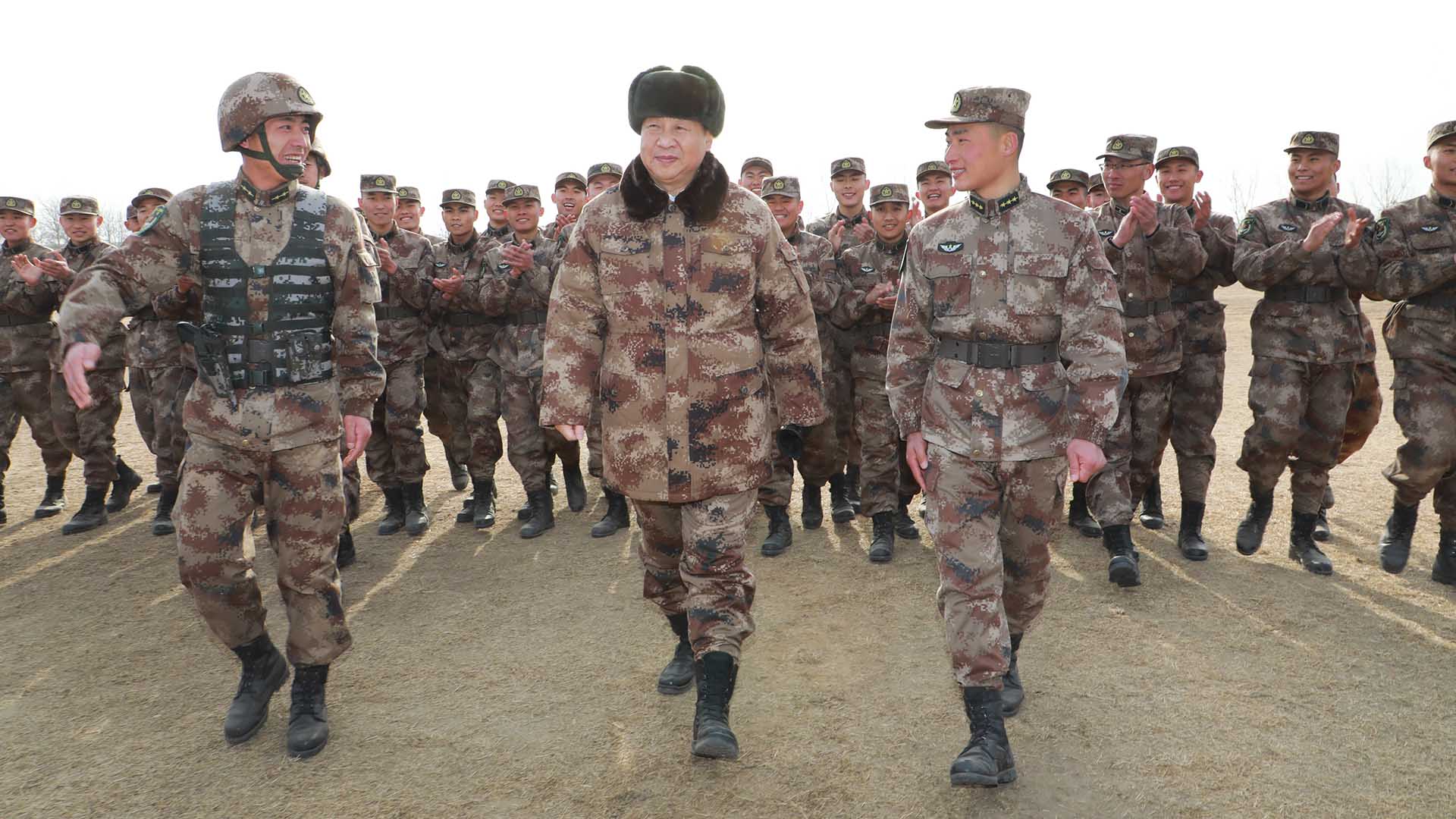 Xi Jinping, presidente de China, junto a miembros de el Ejército.