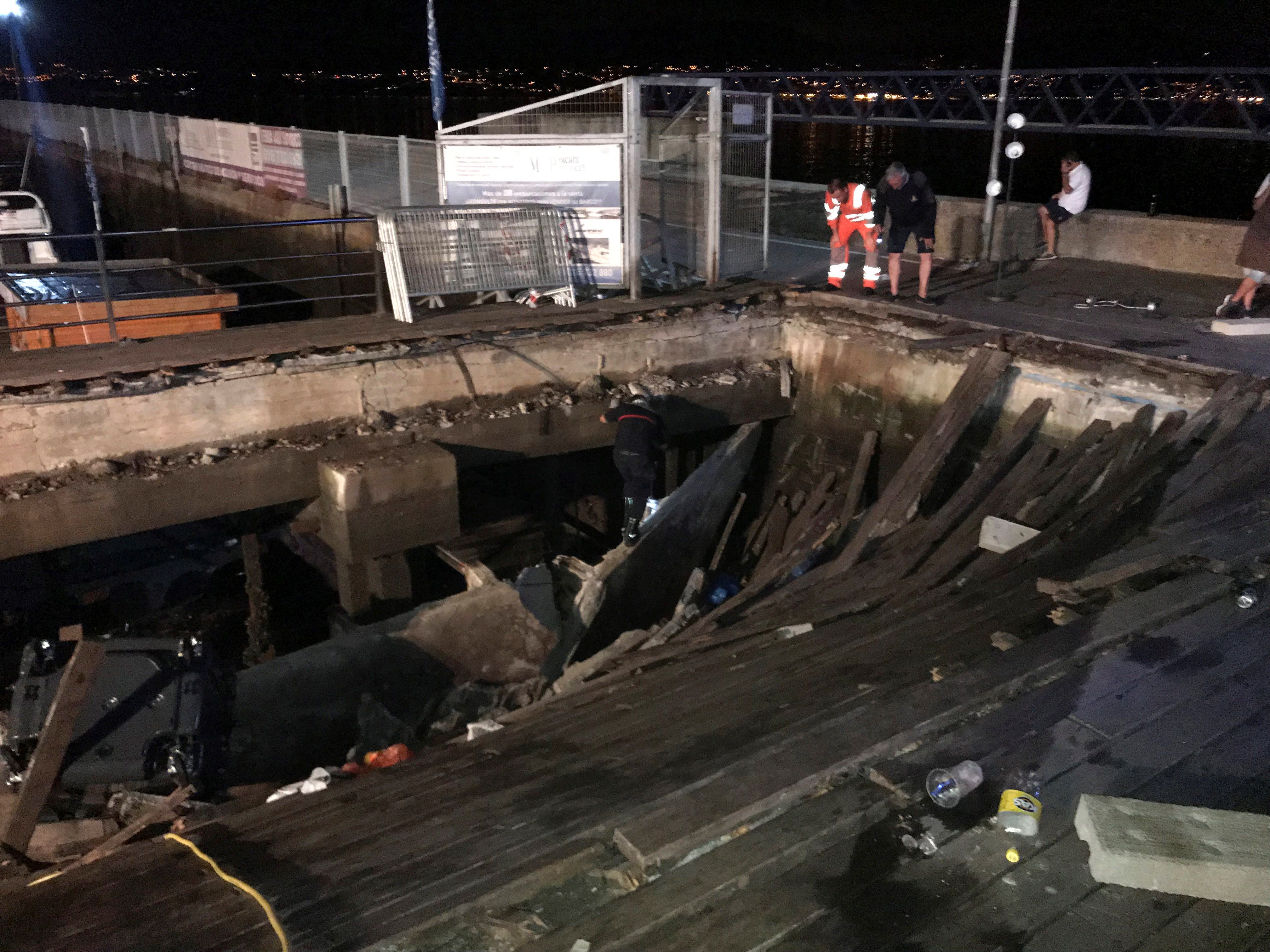 Por la madrugada, los operativos de emergencias continuaban trabajando en la zona para rescatar a los afectados que todavía no habían podido abandonar el recinto, así como también son varios los buzos que se sumergieron en los alrededores con el objeto de comprobar que no había personas en el agua (EFE/ Sxenick)