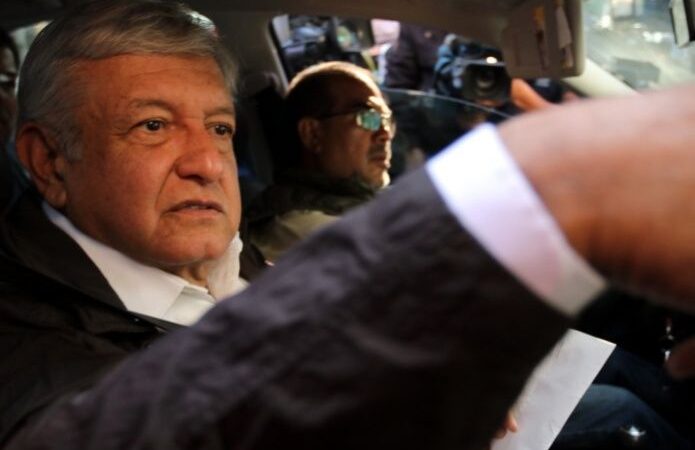 ‘Protegen’ a AMLO de fanático religioso