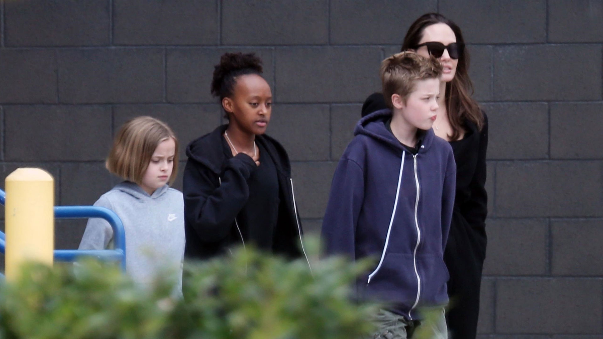 Angelina Jolie junto con sus hijos en Los Ángeles (Grosby Group)