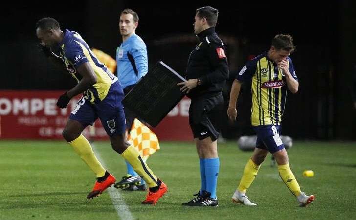 Usain Bolt cumplió su sueño y debutó en el profesionalismo. Pero se perdió un gol ¡por llegar tarde!