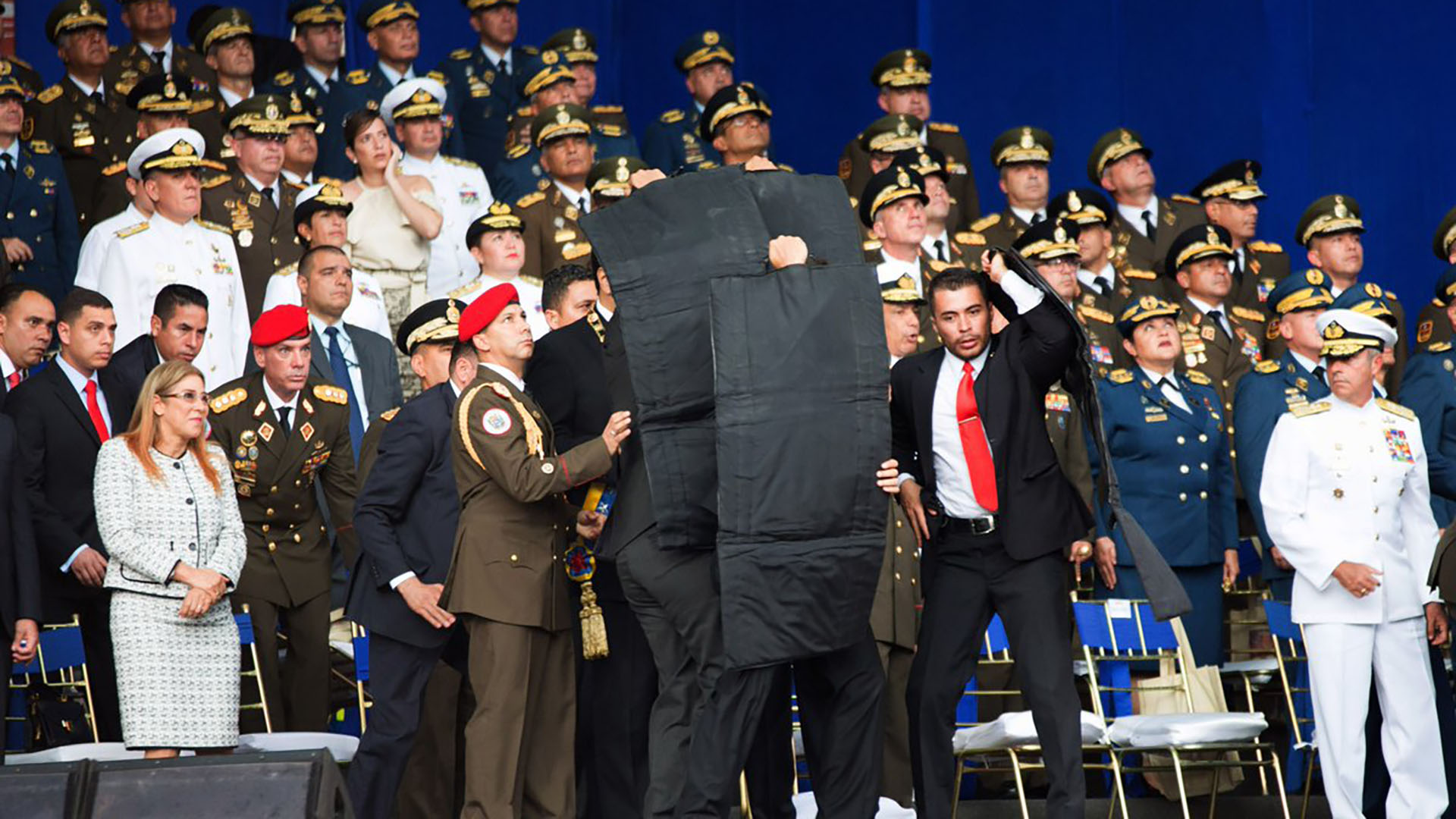 Tras lo ocurrido, algunos militares resultaron heridos (@XHespanol)