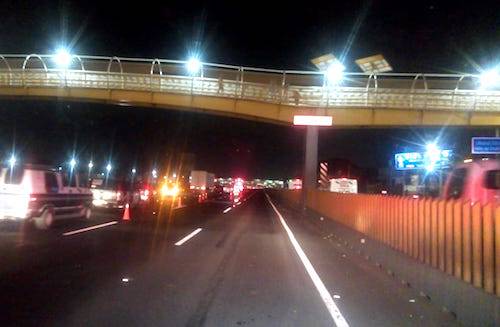 Autos hacen pedazos el cuerpo de una persona en autopista