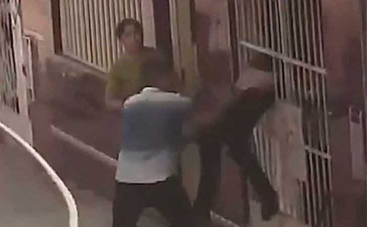Roba en una tienda y golpea al dueño. El escape se complica cuando su cabeza se atasca en la reja