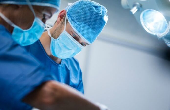 Médicos logran que bebé viva con medio corazón