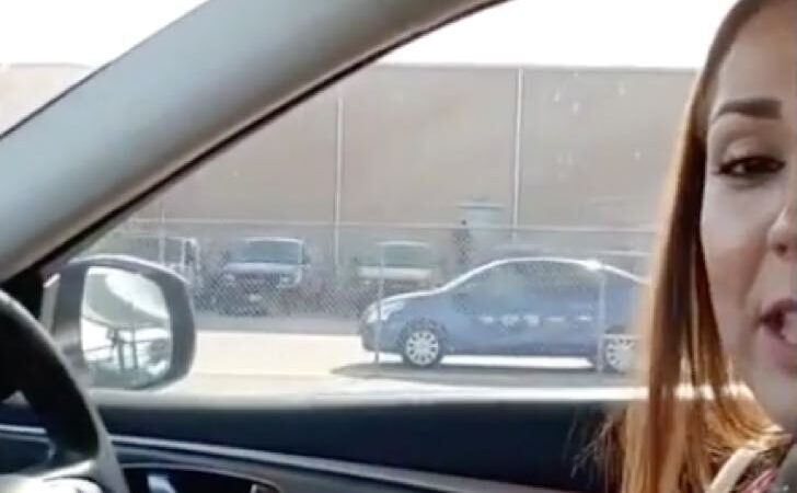 Graba versión latina de reto viral hasta que mira para atrás. Un carro policial comenzaba a seguirla