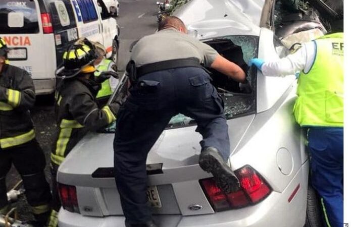 Pareja pierde la vida al estrellarse con muro de Periférico