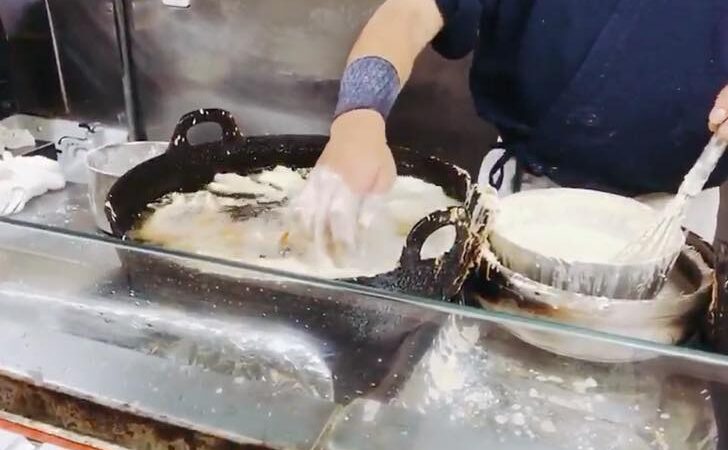 Sumerge sus manos en aceite caliente una y otra vez. Este chef no teme quemarse al hacer tempura