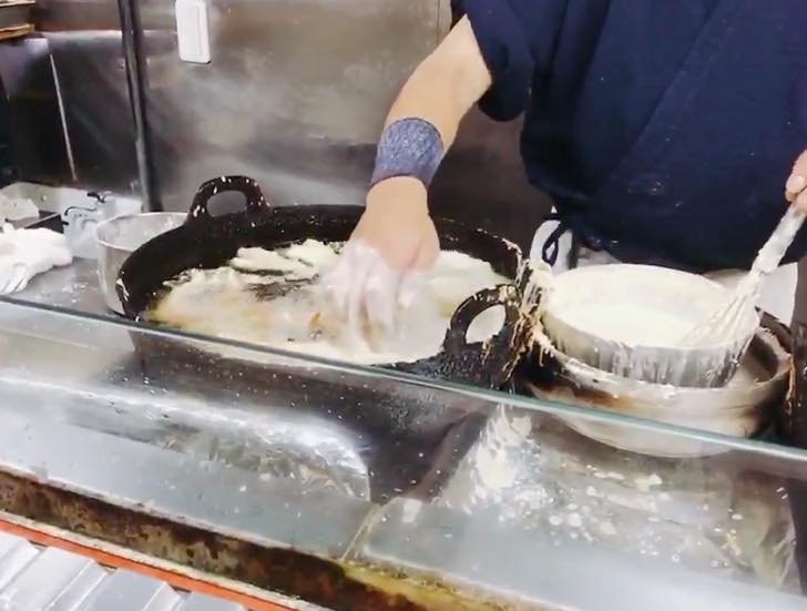 Sumerge sus manos en aceite caliente una y otra vez. Este chef no teme quemarse al hacer tempura